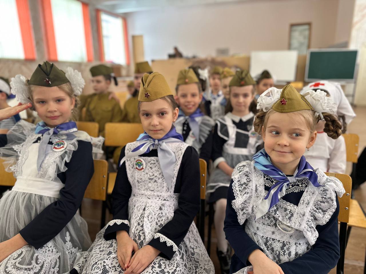 Фестиваль театрализованной военно-патриотической песни «Виват, Россия!», 2-е классы.