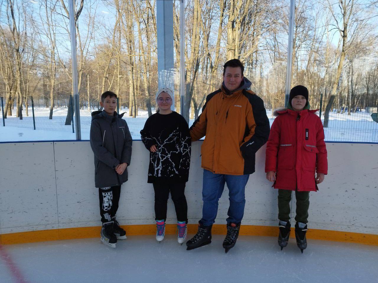 Учащиеся 7 «А» класса с классным руководителем Григорием Васильевичем Голубковым посетили массовое катание на открытой арене ледового дворца «Юбилейный».