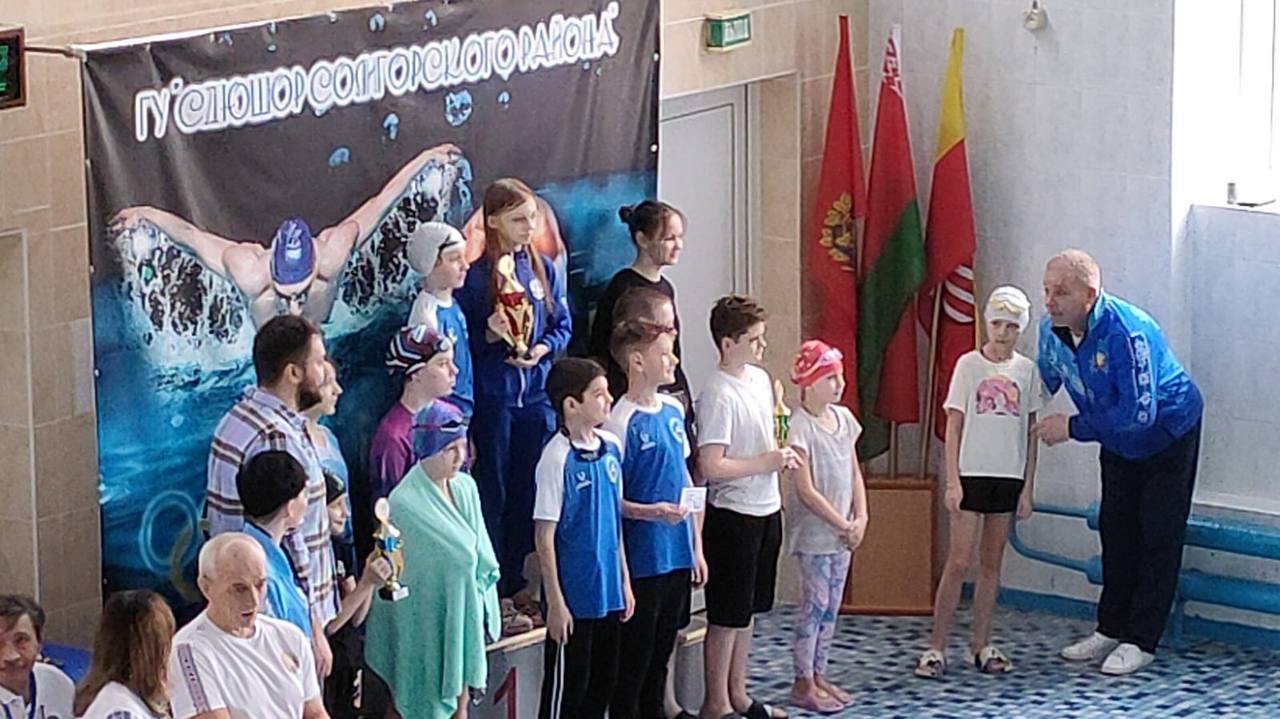 Наши юные пловцы Семён Киревичев (3 «Б») и Василиса Чурикова (5 «В») стали участниками открытого первенства «Солигорская волна-2024», проходившего в Республике Беларусь.