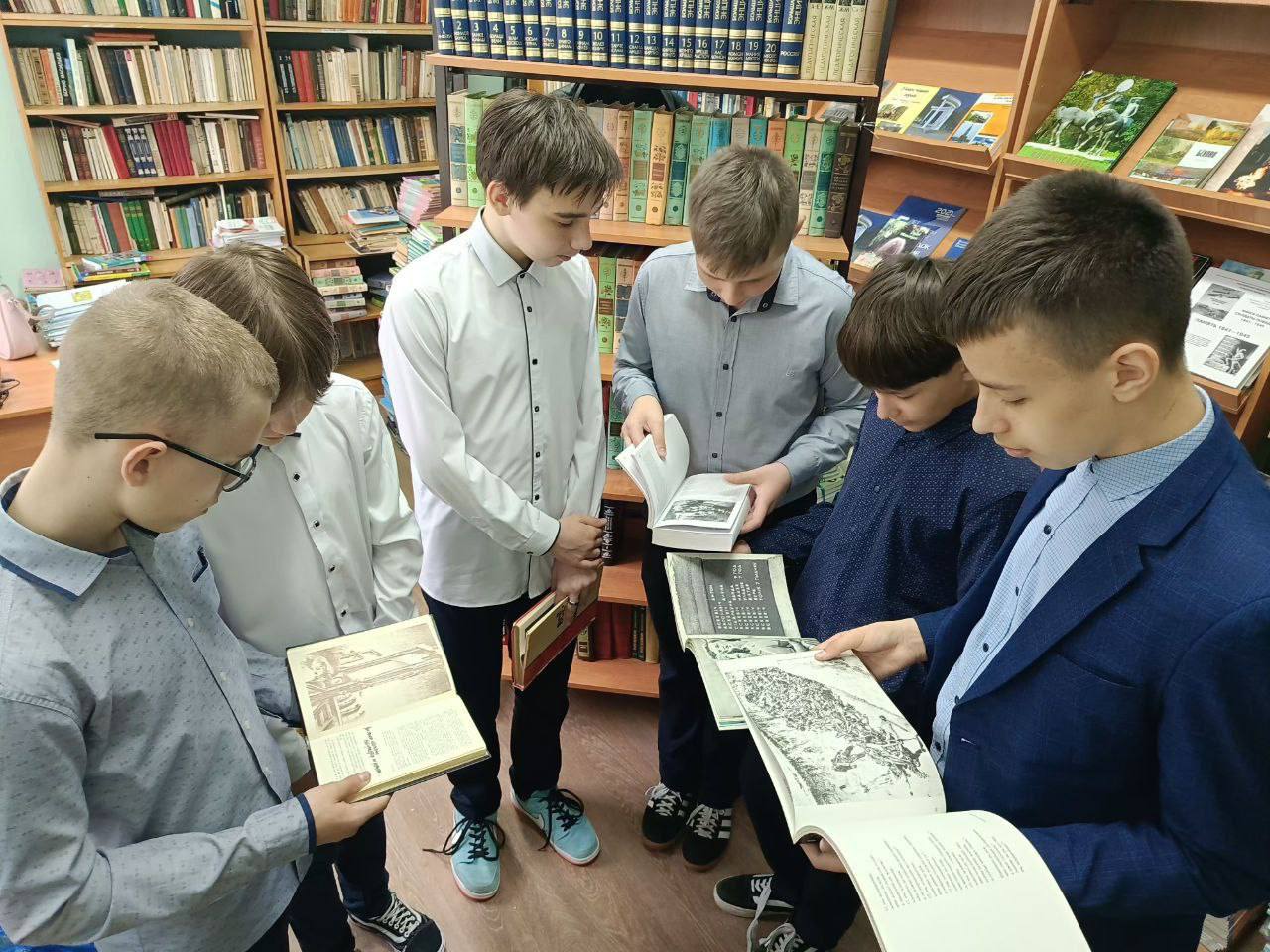 Учащиеся 7 «Б»класса посетили книжную выставку школьной библиотеки «Без срока давности...», посвящённую Дню памяти жертв геноцида.