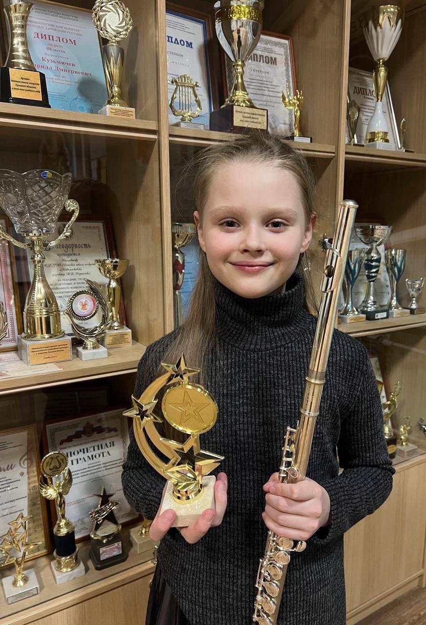 Учащаяся 3 «А» класса Екатерина Миронова стала лауреатом I степени открытого территориального конкурса исполнителей на духовых и ударных инструментах «Истоки».