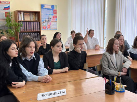 чащиеся 10 «А» класса вместе с учителем обществознания Еленой Викторовной Ерошкиной в рамках проекта «Дол-игра».