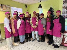 Учащиеся 9 «Г» класса вместе с классным руководителем Татьяной Анатольевной Крышневой посетили увлекательный мастер-класс в «Мастерской мороженого JEMMARKA» в Туле.