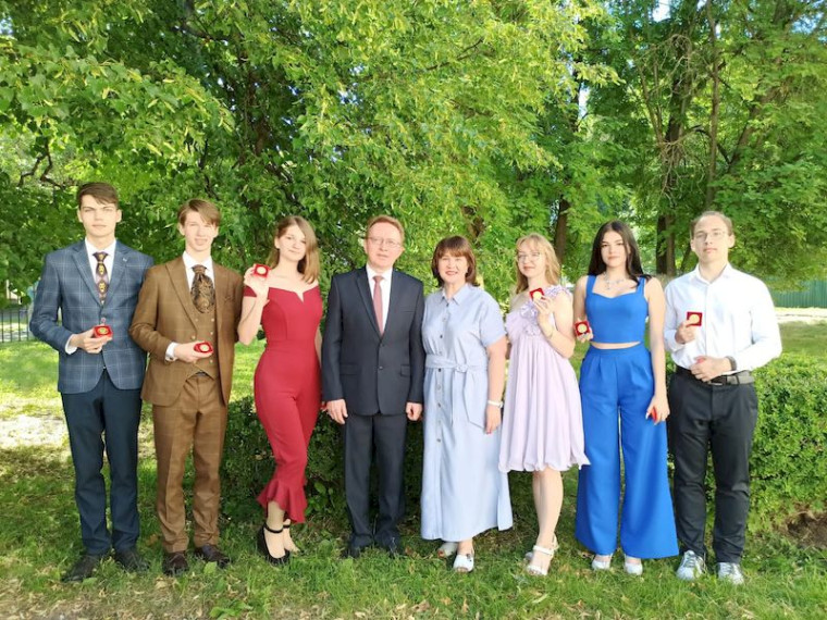 Торжественная церемония вручения медалей «За особые успехи в учении».