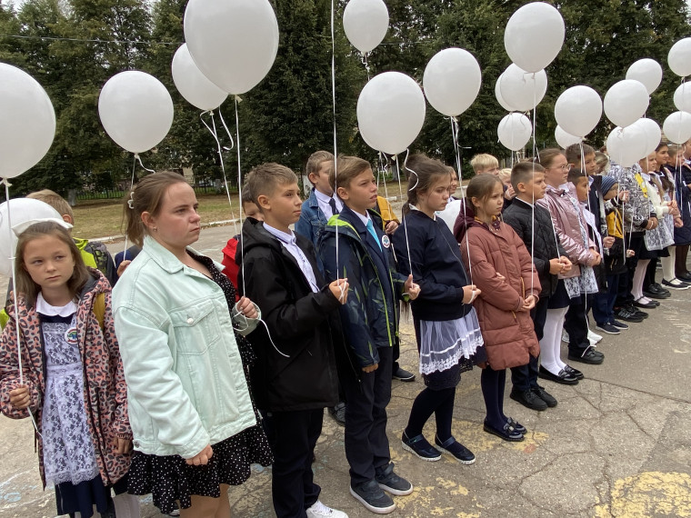 Линейка, посвящённая памяти детей и взрослых, погибших во время террористического акта в городе Беслан.