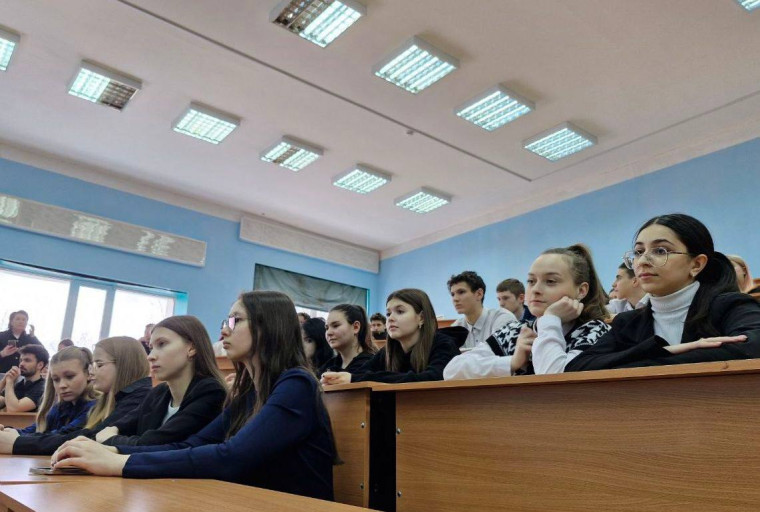 Учащиеся 10 «А», 10 «Б» и 9 «А» классов нашей школы стали зрителями моноспектакля «История рода Толстых - история России», автором и создателем которого является научный сотрудник музея-усадьбы «Ясная Поляна» Ю.Н. Савинов.