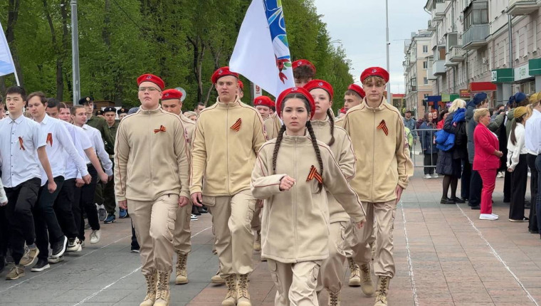 Юнармейский отряд нашей школы принял участие в ежегодном городском параде, который в четвёртый раз прошёл на центральной площади Новомосковска.