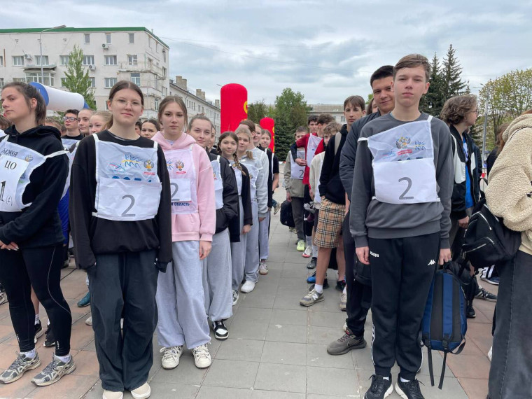 Участники спортивного клуба «Бриз» нашей школы достойно представили школу в традиционной легкоатлетической эстафете по улицам Новомосковска, посвящённой Дню Победы.