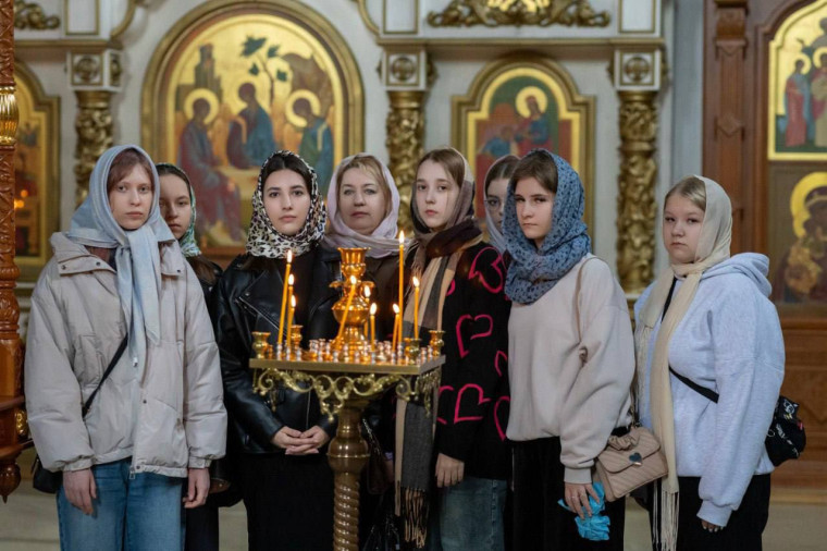 Учащиеся 9-х и 11-х классов и педагоги нашей школы приняли участие в молебне перед началом экзаменов в храме в честь иконы Божией Матери «Нечаянная Радость».