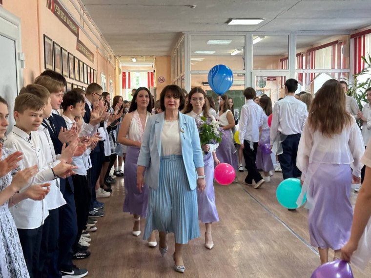 В нашей школе прозвенел Последний звонок для выпускников 11 класса. Волнительный, светлый и немного грустный праздник, который навсегда останется в памяти каждого, кто был рядом в этот день.