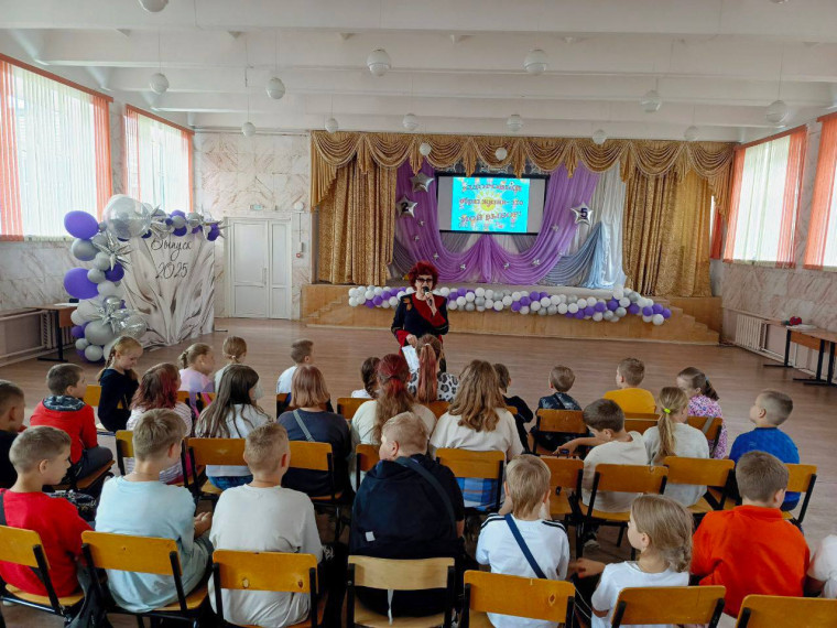 В рамках комплексной межведомственной акции «Антинаркотический месячник. Вместе против наркотиков!» для ребят школьного лагеря «Дружба» прошло важное и содержательное занятие, посвящённое теме здоровья и осознанного выбора.