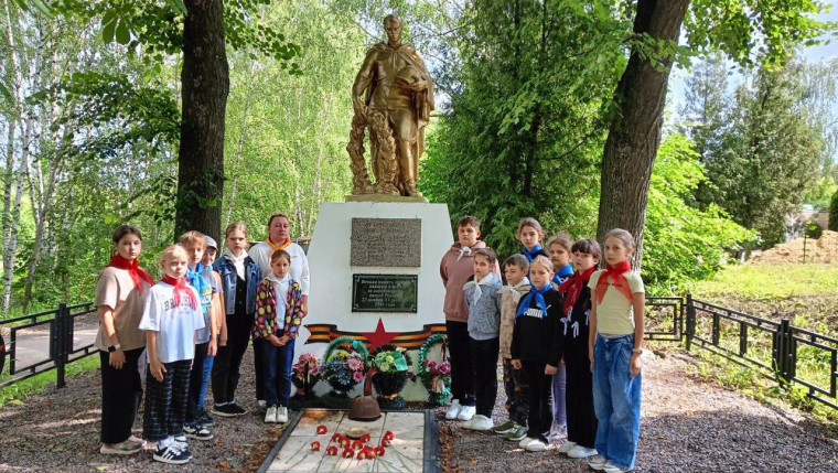 В преддверии памятной даты — 22 июня, дня начала Великой Отечественной войны, ребята школьного лагеря «Дружба» вместе с советником директора по воспитанию Е.Ю. Кравцовой провели митинг-реквием «Память сильнее времени» у братской могилы в деревне Урванка.