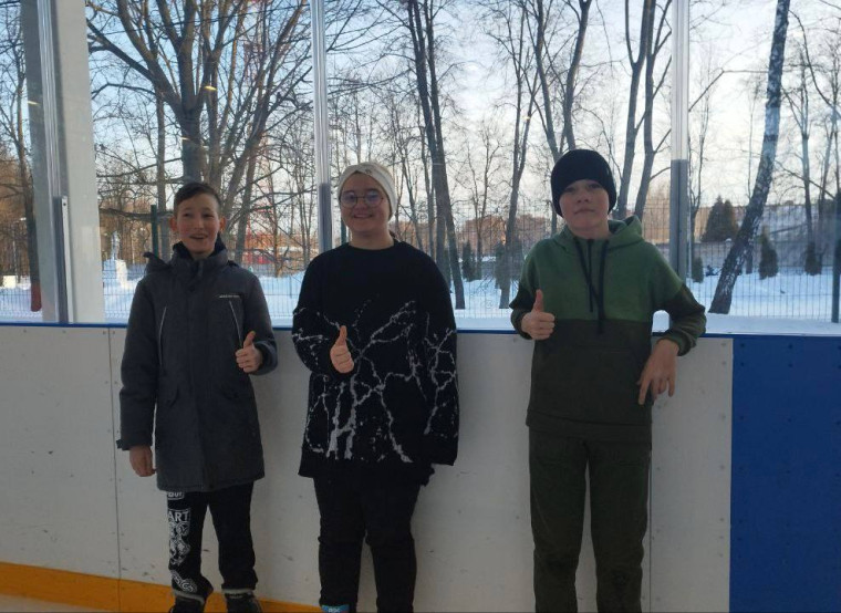 Учащиеся 7 «А» класса с классным руководителем Григорием Васильевичем Голубковым посетили массовое катание на открытой арене ледового дворца «Юбилейный».