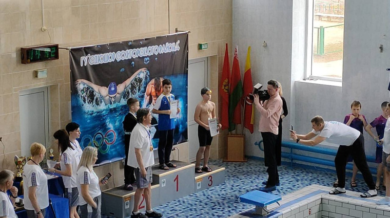 Наши юные пловцы Семён Киревичев (3 «Б») и Василиса Чурикова (5 «В») стали участниками открытого первенства «Солигорская волна-2024», проходившего в Республике Беларусь.