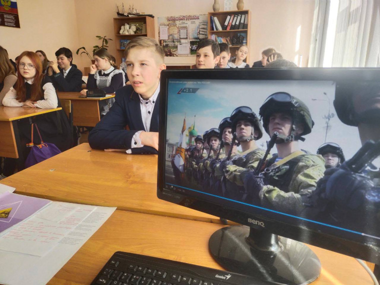 Учащиеся 6 «В» класса приняли участие во Всероссийском уроке мужества «Мы Россия».