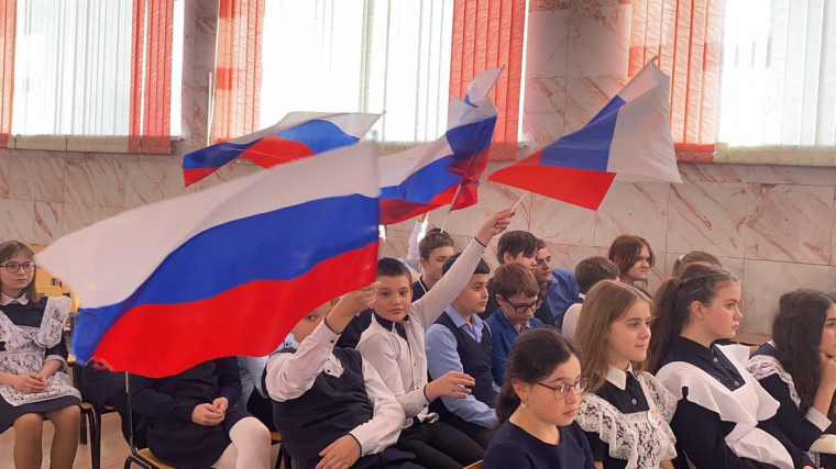 В преддверии 10-летия  воссоединения Крыма с Россией в нашей школе прошло торжественное мероприятие «Крымская весна».