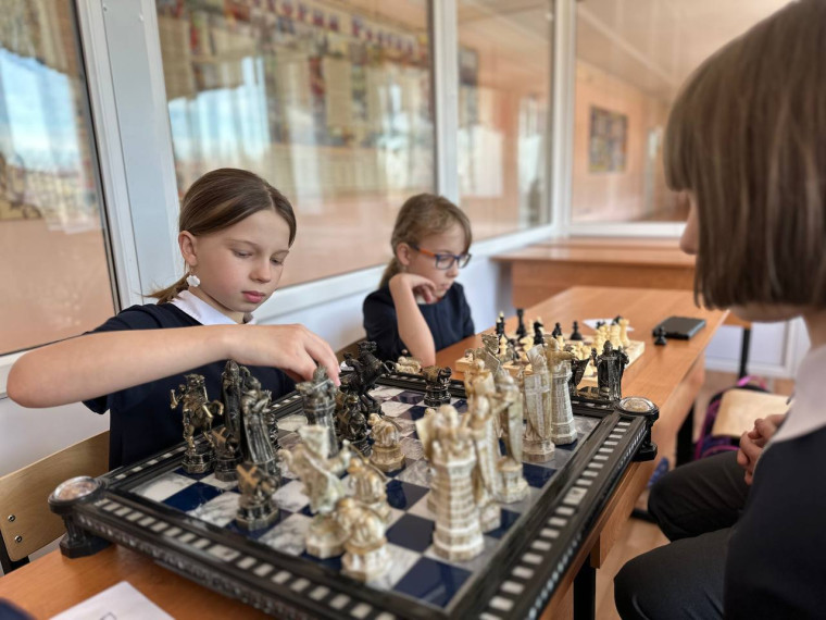 В нашей школе прошёл шахматный турнир, посвящённый Международному женскому дню. Участницами стали учащиеся 3-х классов.