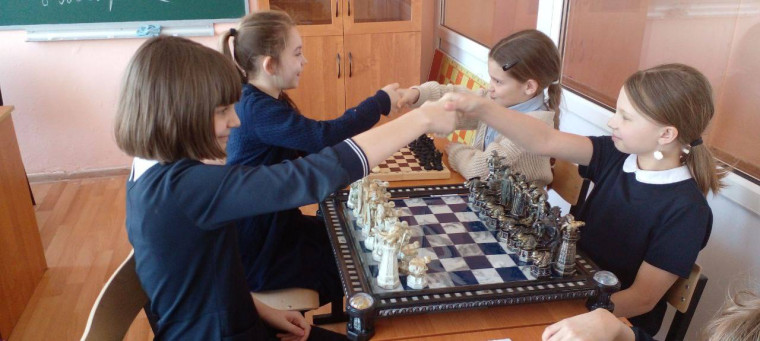 В нашей школе прошёл шахматный турнир, посвящённый Международному женскому дню. Участницами стали учащиеся 3-х классов.