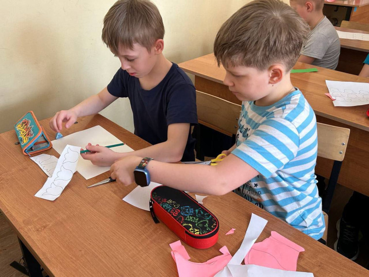 Для воспитанников школьного лагеря «Дружба» прошёл мастер-класс по изготовлению цветов «Корзинка первоцветов».