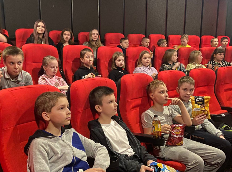 Воспитанники школьного лагеря «Дружба» побывали в кинотеатре на показе фильма «Летучий корабль».