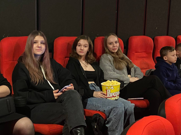 Воспитанники школьного лагеря «Дружба» побывали в кинотеатре на показе фильма «Летучий корабль».