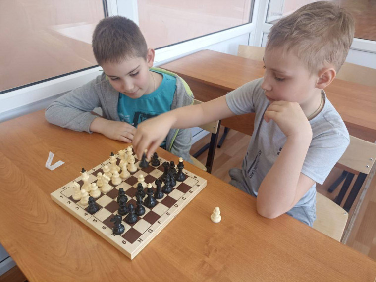 Воспитанники школьного лагеря приняли участие в обучающем мастер-классе по шашкам.