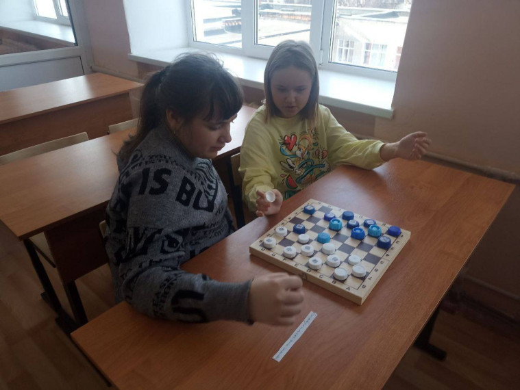 Воспитанники школьного лагеря приняли участие в обучающем мастер-классе по шашкам.