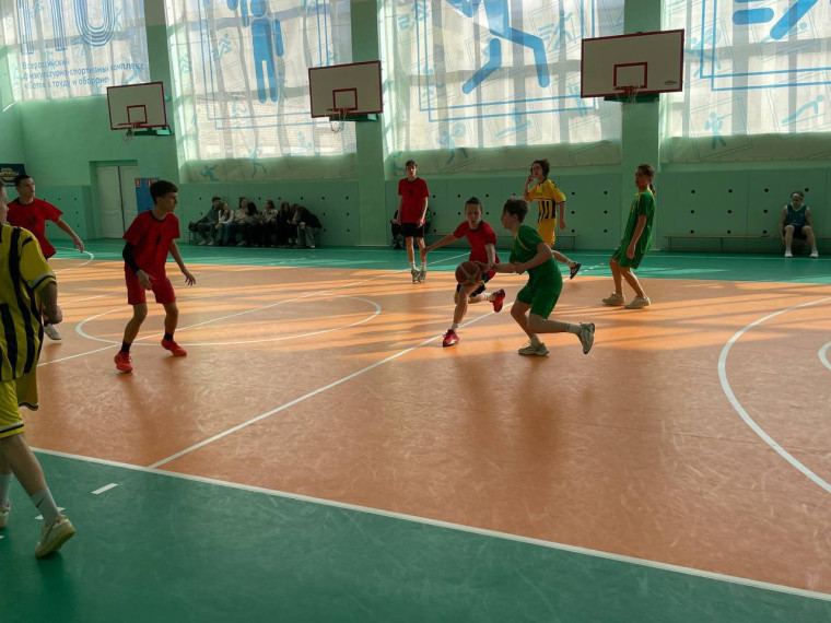 Завершилось Первенство города Новомосковска по баскетболу среди юношей.