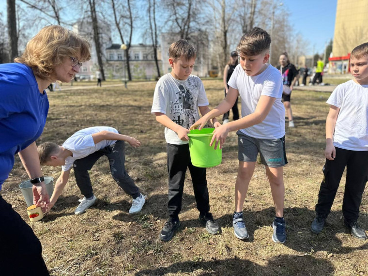 Две команды нашей школы приняли участие в муниципальном этапе военно-патриотической игры «Зарница», который проходил на спортивной площадке в сквере 30-летия ВЛКСМ.