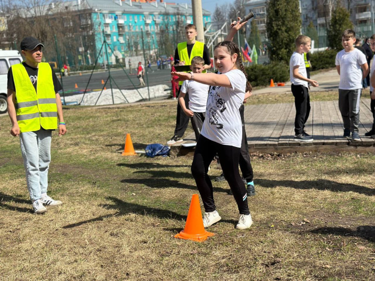 Две команды нашей школы приняли участие в муниципальном этапе военно-патриотической игры «Зарница», который проходил на спортивной площадке в сквере 30-летия ВЛКСМ.