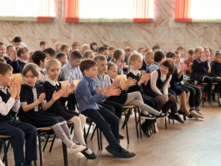 Для учащихся начальной школы прошла иллюзионная программа Андрея Снежкова «В гостях у волшебника».