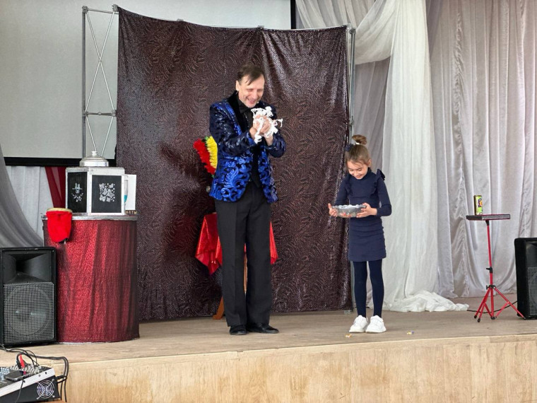 Для учащихся начальной школы прошла иллюзионная программа Андрея Снежкова «В гостях у волшебника».