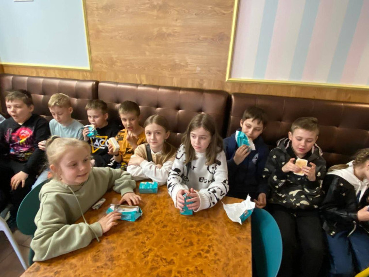 Учащиеся 2 «А», 2 «Б», 2 «В», 3 «А» и 6 «А» классов вместе с классными руководителями и родителями побывали на фабрике мороженого в Ногинске.