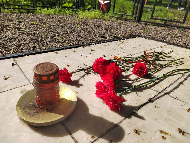 Учащиеся 7 «А» и 7 «Б» классов нашей школы возложили цветы к Братскому захороннию в деревне Урванка и монументу «Сталиногорский рубеж» в сквере им. 239-й стрелковой дивизии.