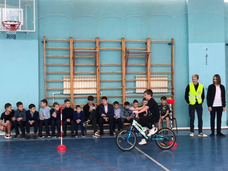 Школьные соревнования по фигурному вождению велосипеда.